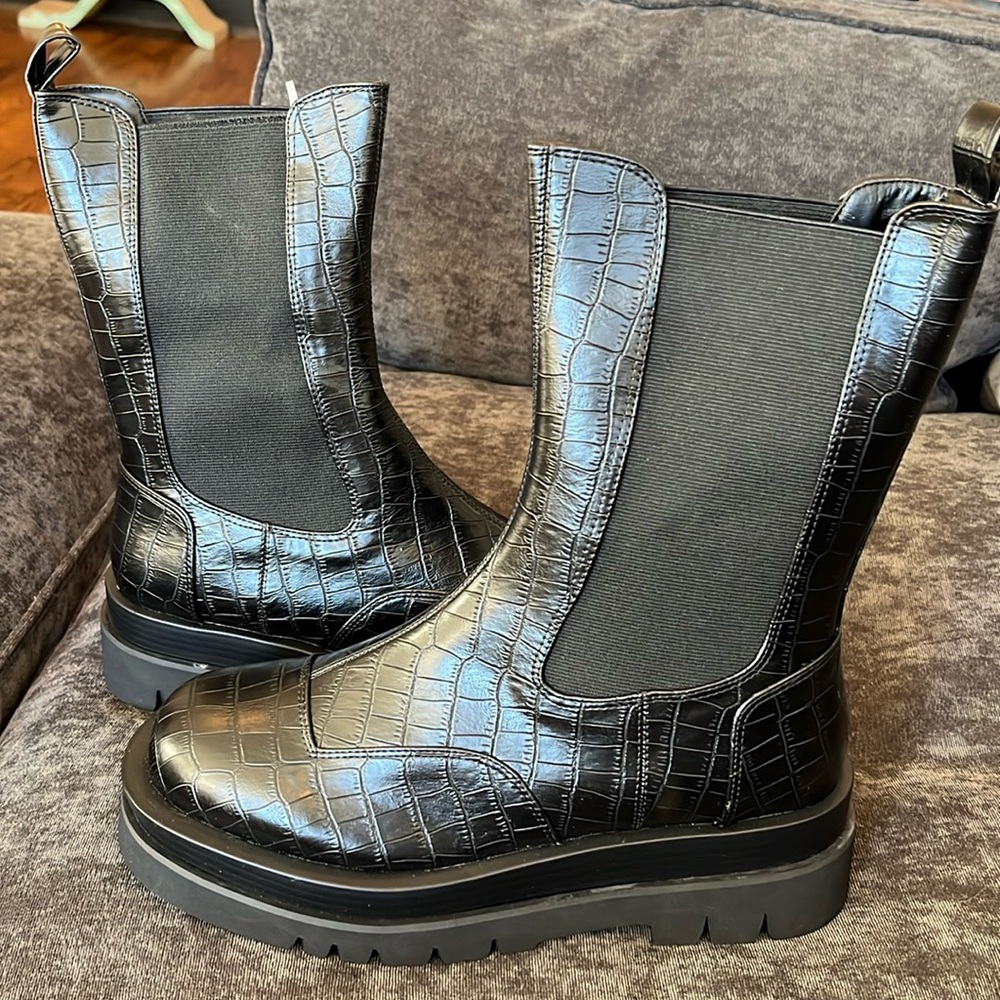 Black boots size 7 UK